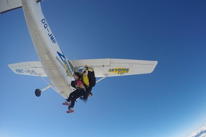 Extreme 12000ft Tandem Jump (45 seconds free fall) - The big lead-up: instruction and safety briefing that makes the jump feel manageable