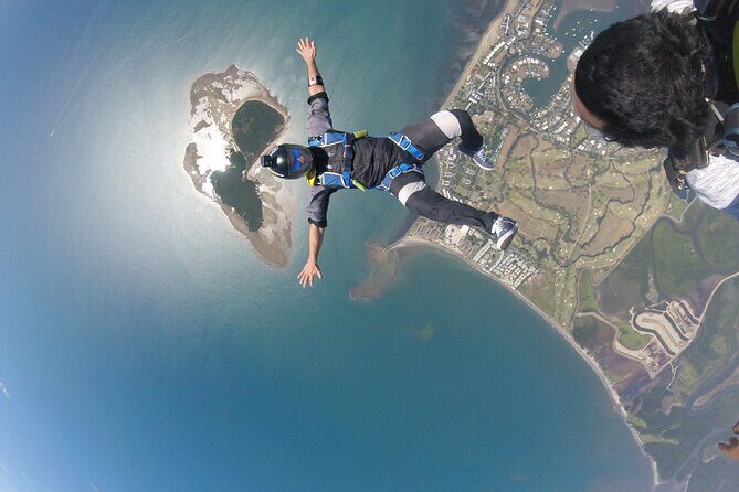 Extreme 12000ft Tandem Jump (45 seconds free fall) - Stop 1: the Mamanuca Islands view from above