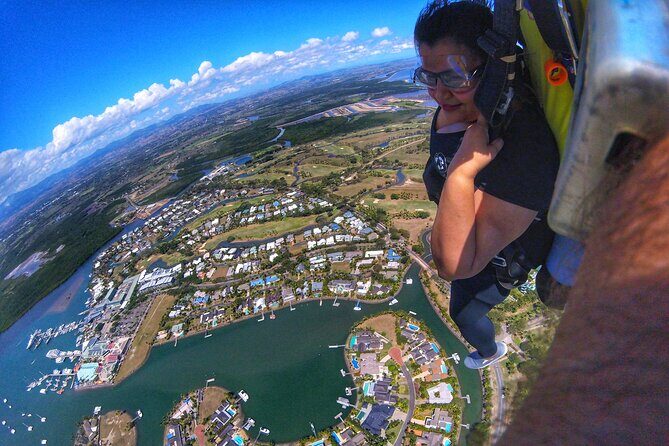 Extreme 12000ft Tandem Jump (45 seconds free fall) - Parachute opening and the landing over Denarau